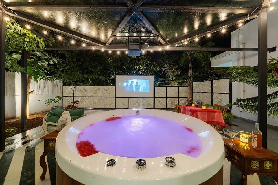 private jacuzzi with projector